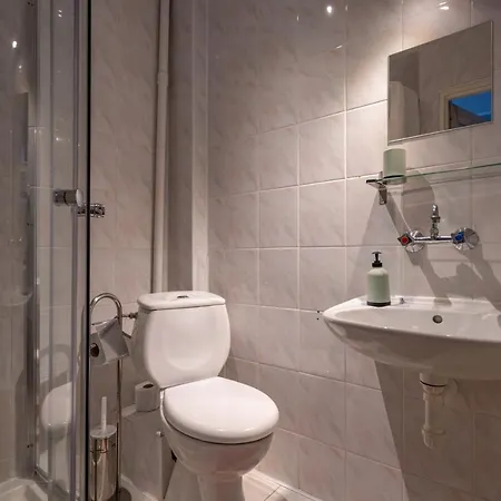 Mira Проживання в сім'ї *