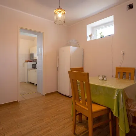 Mira Проживання в сім'ї *